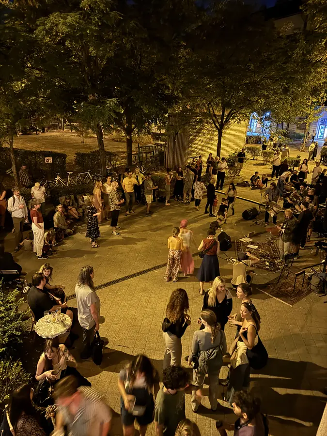 Esti koncert és közönség felülnézetből