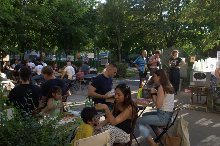 Családok és barátok a Kalamajka teraszán